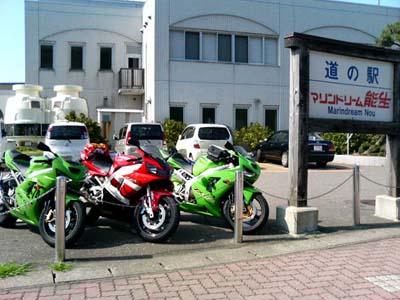 グリーンにはさまれて