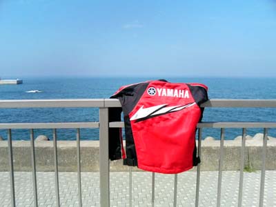 ジャケット、日本海を見る