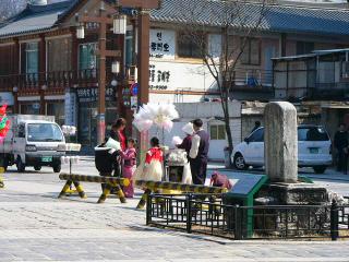 慶基殿の前の歩道にて！