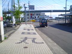 青森駅前の歩道