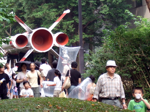 風船を抱えた人々