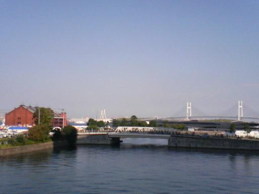 横浜赤レンガ倉庫とベイブリッジ.JPG