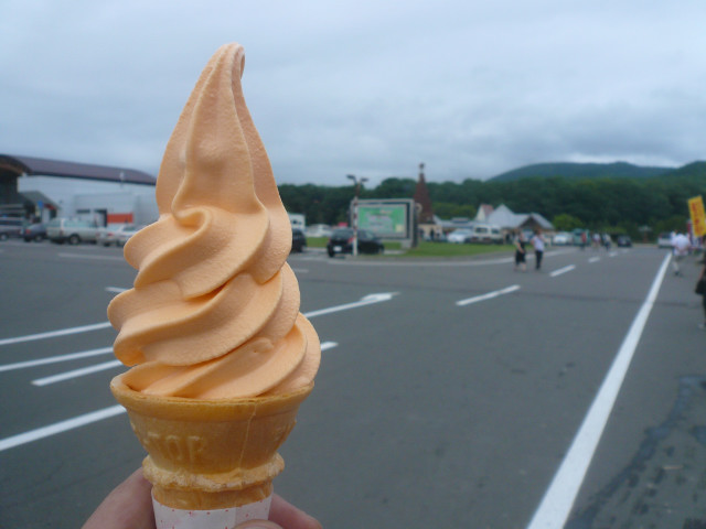 北海道ツーリング 道の駅おんねゆ温泉夕張ソフト.jpg