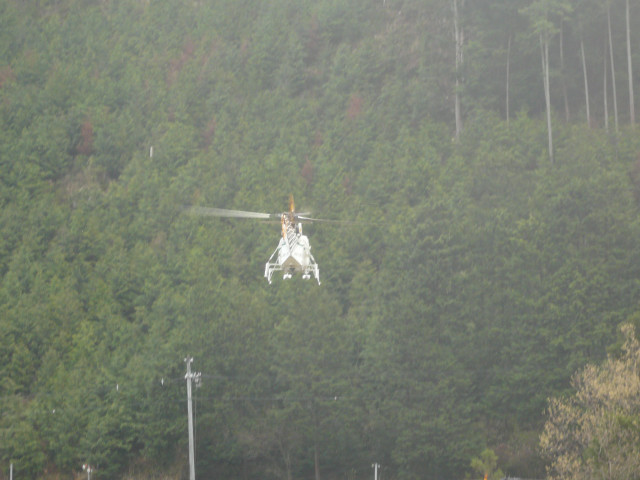 山の中にヘリが.jpg
