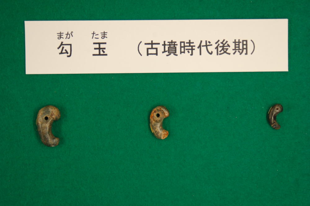 ☆古墳期『糸魚川翡翠勾玉』出土品 4.8cm。大型勾玉。濃緑色が