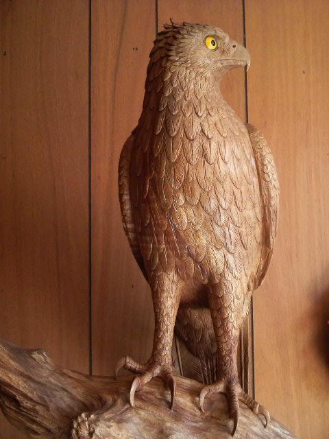 鳥の彫刻（鷹）