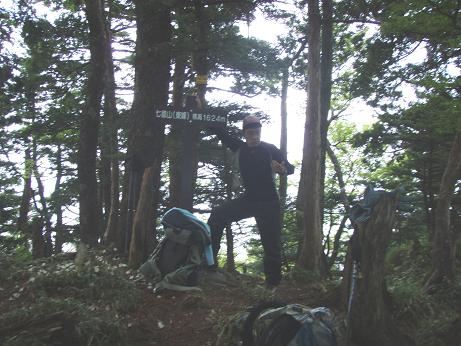 東峰山頂、休憩せーへんで！