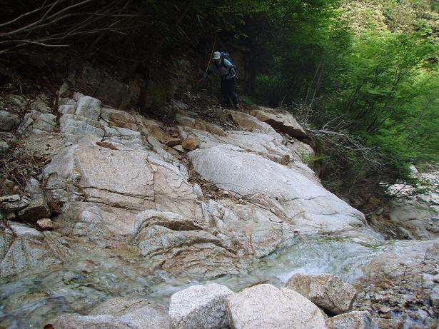 えぇぇこんなトコ　歩くの？