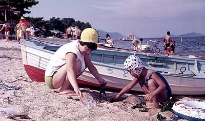 女木島海水浴場で遊ぶ妻と長男　１