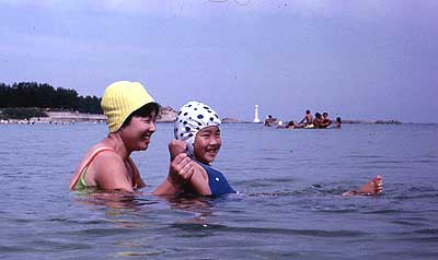 女木島海水浴場で遊ぶ妻と長男　2