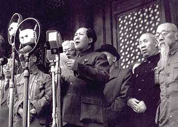 中華人民共和国建国を宣言する毛沢東