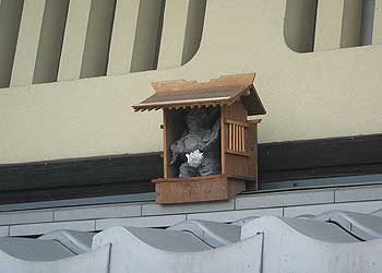 屋根の瓦に立つ鍾馗像