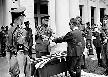 シンガポールで降伏する板垣征四郎