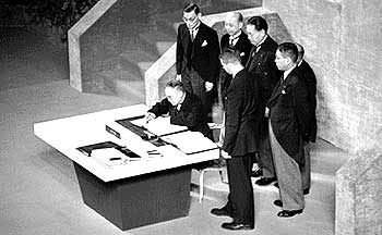 講和会議で条約に調印する日本全権団
