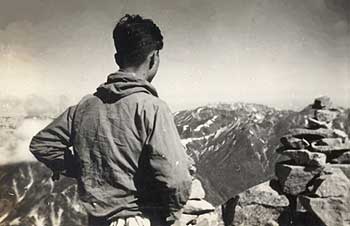 槍ヶ岳頂上に立つ