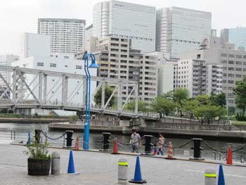 天王洲の広場から見た「ふれあい橋」とその界隈の写真