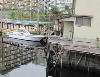 北品川橋界隈の運河と建物の写真