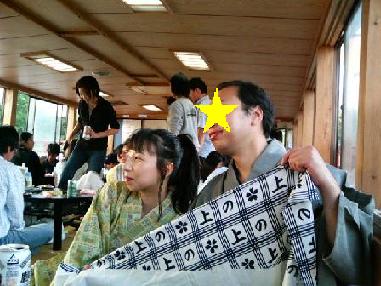 09自分手ぬぐいを披露する英さん