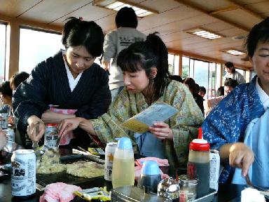 10もんじゃを焼く和佐さんとKisaさん