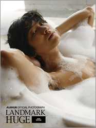 チュ・ジフン公式写真集〈ワイド版〉　ＬＡＮＤＭＡＲＫ－ＨＵＧＥ.jpg