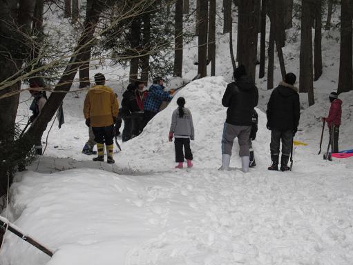 ２３．２雪中・かまくら作成.JPG