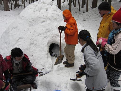 ２３．２雪中・かまくら作成2.JPG