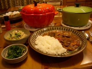 シーフードカレーのある食卓.JPG