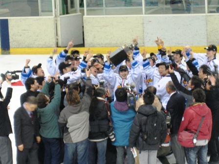 100328NPC-AHLトロフィーを掲げる093