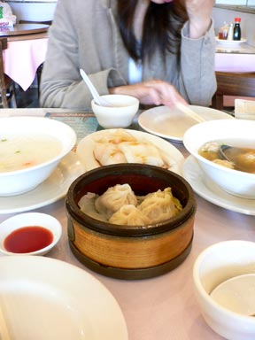 おかゆとショーロンポーとワンタンスープ