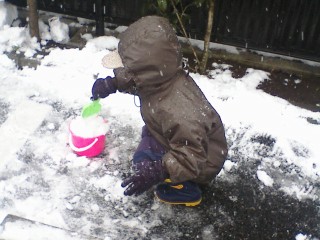 4歳児くんの雪遊び