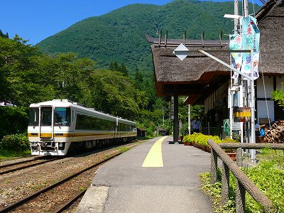 湯野上温泉駅とキハ8500