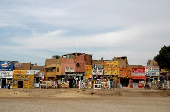 カルナック神殿前に並ぶお店