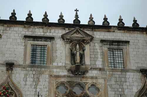 スポンザ宮殿屋根の彫刻と守護聖人