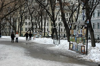モスクワ市内の雪道と絵の露店