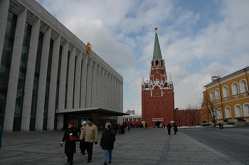 トロイツカヤ門を望む（左は大会宮殿）