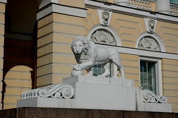 ロシア美術館入り口のライオン