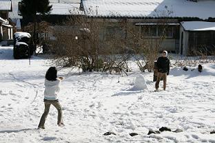 雪合戦する子供達