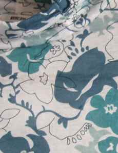 ハイネックの変な柄