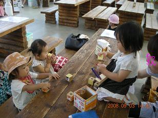 おもちゃで遊ぶ