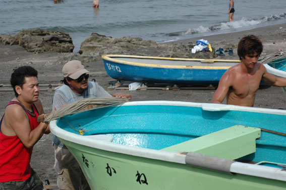 釣り船をしまう海の若者たち.jpg