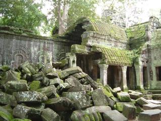 タプロム寺院　崩れた寺院.JPG