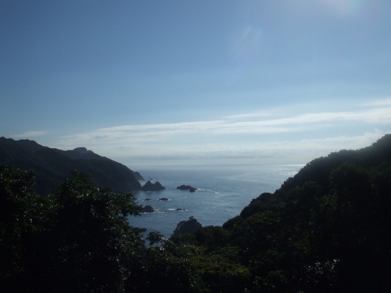 海沿いの峠道.jpg