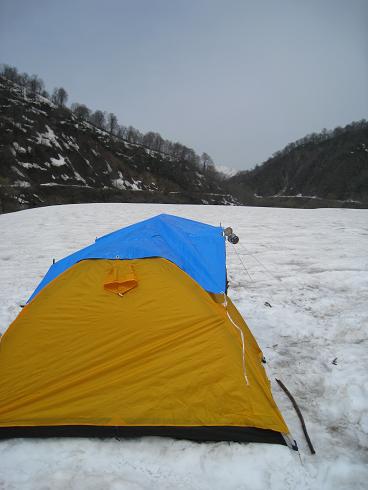 大鳥ダム雪上でのキャンプ