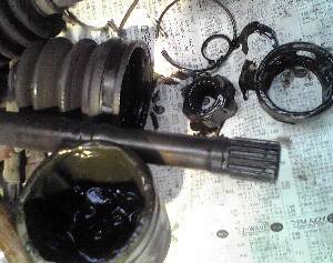 内側の等速ジョイントを分解しているところ