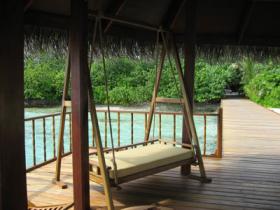 揺れるブランコ