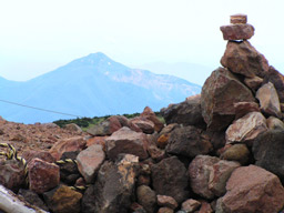 ケルン越しに見えるのは磐梯山。