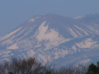 この雪うさぎの出現を合図に、田おこしが始まり苗代に種が蒔かれる事から“種まきうさぎ”とも言われている。