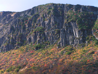 鉄山の斜面か？ゴツゴツとした垂直に切り立った岩肌の下に美しい紅葉が・・・