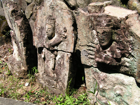 以前並べられていた古い石仏たちが少し小高い所に遷されていた。