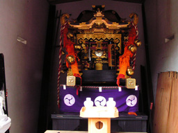 重さが１ｔあるという八幡神社の神輿。そんなに重いものとは思いもしなかった。